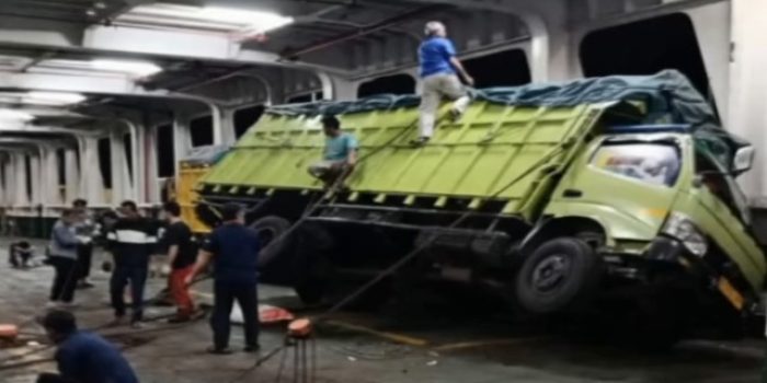 Cuaca Buruk di Selat Sunda, Sejumlah Kendaraan di Kapal Penyeberangan Alami Kerusakan